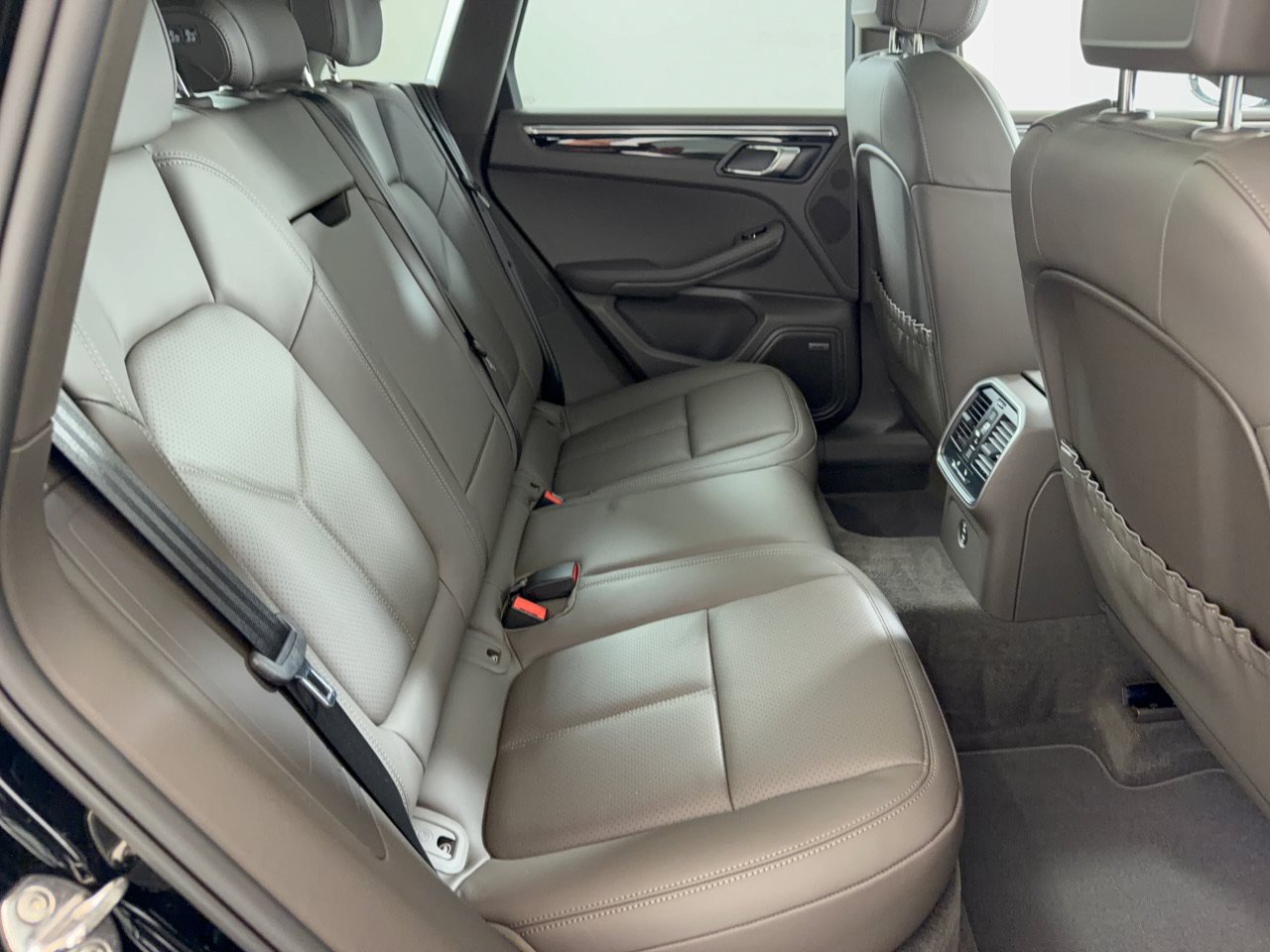 Certified 2025 Porsche Macan w/ Premium Package Plus AWD/4WD image 32