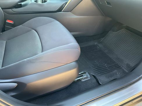 Used 2021 Toyota Venza Limited image 16