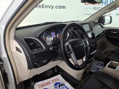 Used 2014 Chrysler Town & Country Touring-L w/ Driver Convenience Group image 16