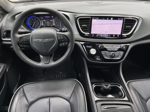 Used 2025 Chrysler Pacifica Limited FWD image 12