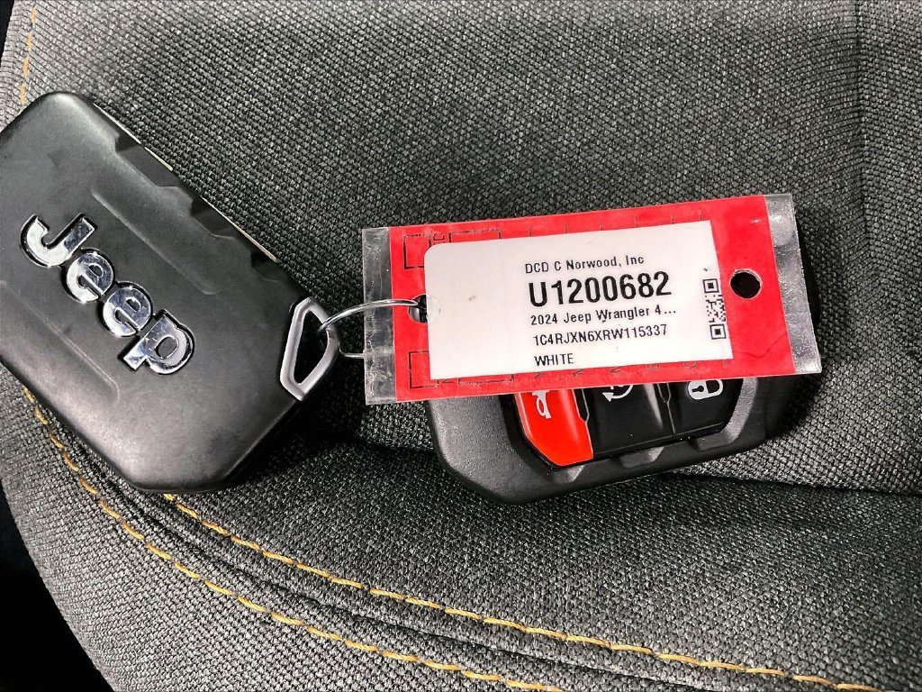 Used 2024 Jeep Wrangler Unlimited w/ Convenience Group AWD/4WD image 30