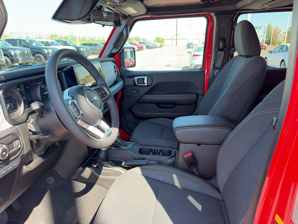 Used 2025 Jeep Wrangler Unlimited Sahara AWD/4WD image 9