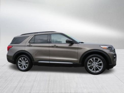 Used 2021 Ford Explorer XLT w/ Equipment Group 202A image 2