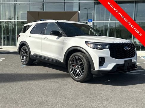 Used 2025 Ford Explorer ST-Line w/ Premium Package image 4