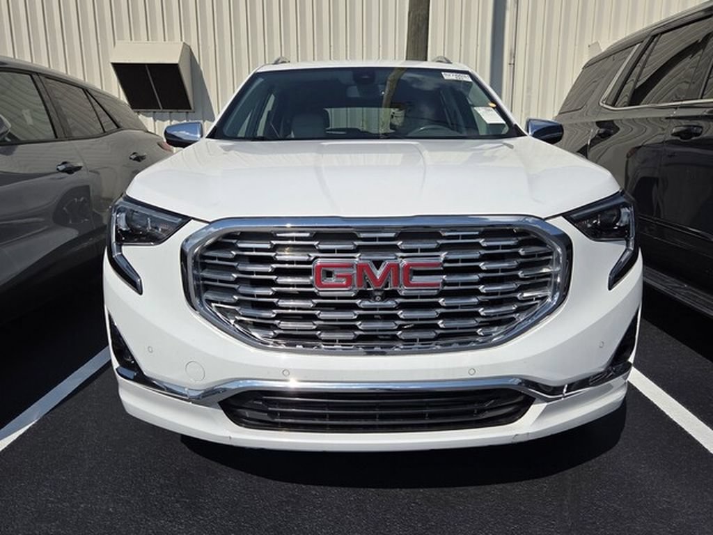 Used 2020 GMC Terrain Denali w/ Denali Premium Package FWD image 2