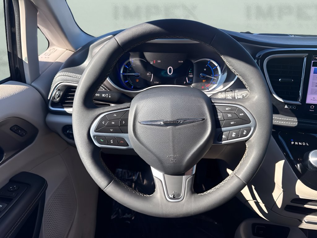 Used 2024 Chrysler Pacifica Limited FWD image 13