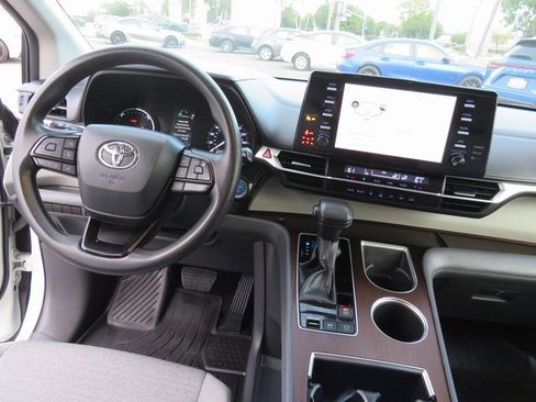 Certified 2023 Toyota Sienna LE image 24