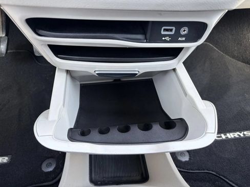 Used 2018 Chrysler Pacifica Touring-L w/ Tire & Wheel Group FWD image 23