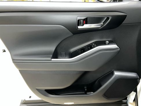 New 2026 Toyota Highlander XLE image 12
