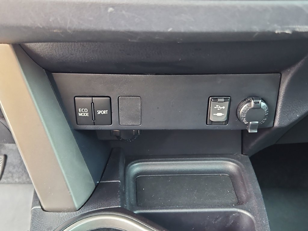 Used 2017 Toyota RAV4 LE FWD image 18