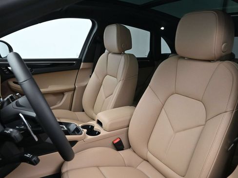 Certified 2026 Porsche Macan AWD/4WD image 5
