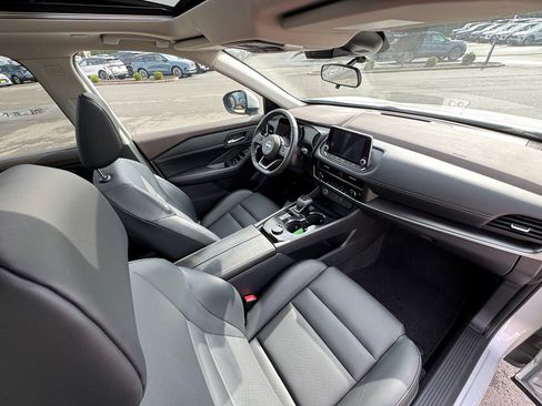 Used 2023 Nissan Rogue SV w/ SV Premium B Package image 13