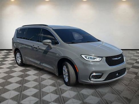 Used 2022 Chrysler Pacifica Touring-L FWD image 3