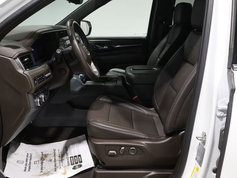 Used 2024 GMC Yukon XL Denali w/ Denali Reserve Package image 9