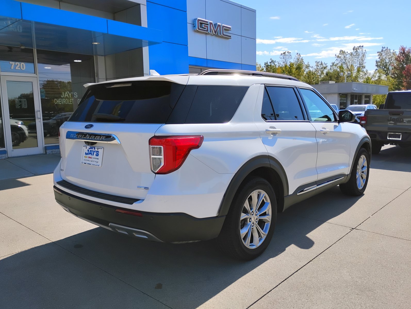 Used 2020 Ford Explorer XLT w/ Equipment Group 202A AWD/4WD image 8