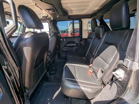Used 2018 Jeep Wrangler Unlimited Sahara w/ Uconnect 4C Nav & Sound Group AWD/4WD image 17