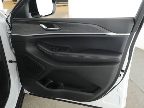 Used 2025 Jeep Grand Cherokee Limited w/ Trailer Tow Package image 12