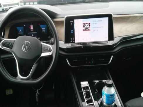 Used 2025 Volkswagen Atlas SE AWD/4WD image 5