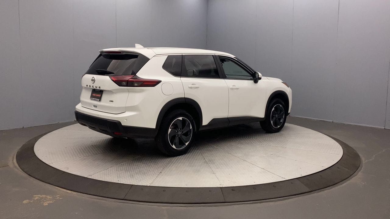 Used 2025 Nissan Rogue SV AWD/4WD image 5