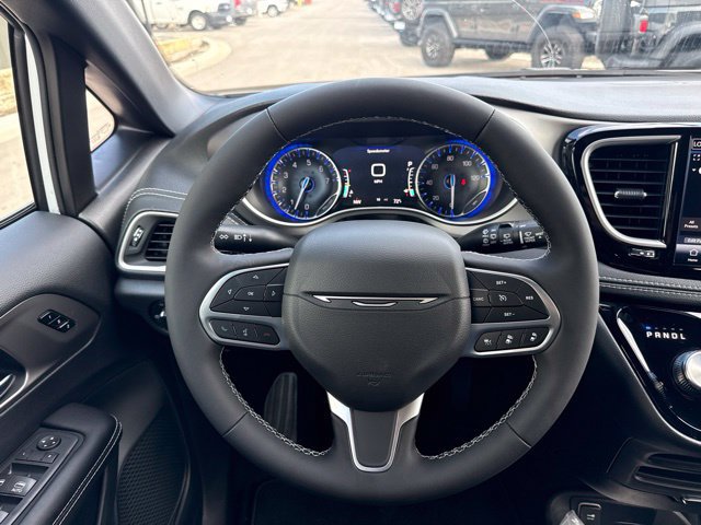 New 2027 Chrysler Pacifica Select FWD image 18
