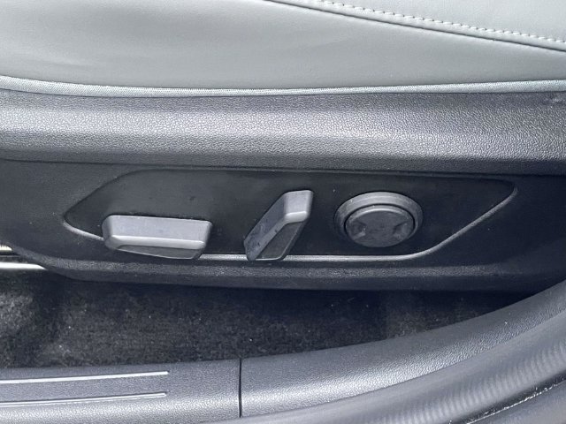 Used 2025 Hyundai Elantra Limited FWD image 17