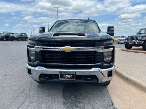 Used 2024 Chevrolet Silverado 2500 LT AWD/4WD image 2