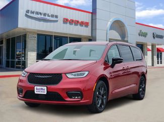 New 2026 Chrysler Pacifica Select w/ S Appearance Package FWD video 2