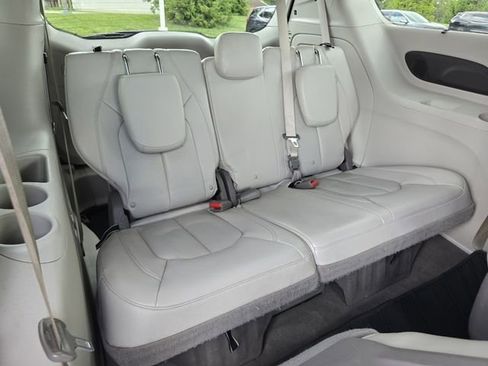 Used 2021 Chrysler Pacifica Touring-L w/ Uconnect Theater Family Group FWD image 24