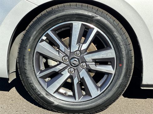 Used 2020 Nissan Versa SV image 29