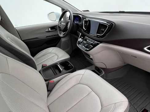 Used 2018 Chrysler Pacifica Touring-L w/ Premium Audio Group FWD image 13