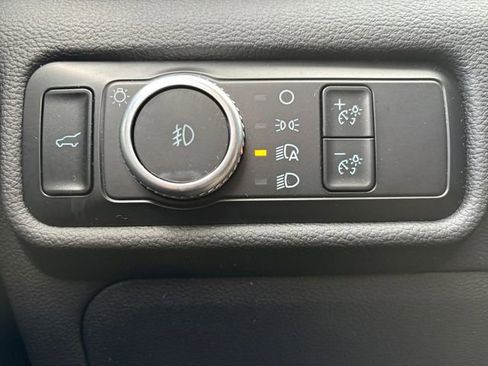 Certified 2022 Ford Explorer XLT w/ Equipment Group 202A AWD/4WD image 17