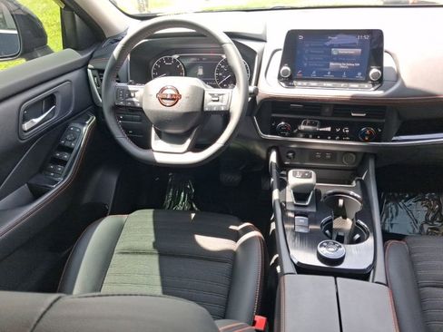 Used 2025 Nissan Rogue SV AWD/4WD image 9