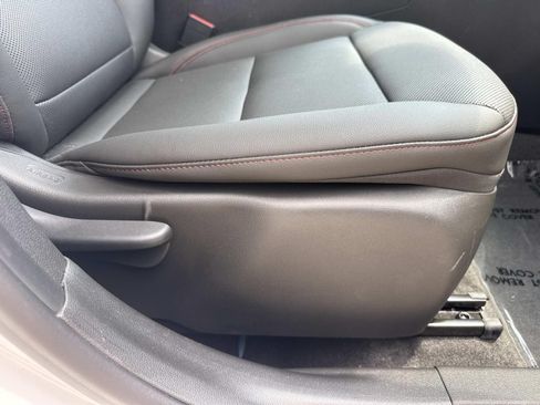 Used 2025 Chevrolet Trax RS w/ Sunroof Package FWD image 13