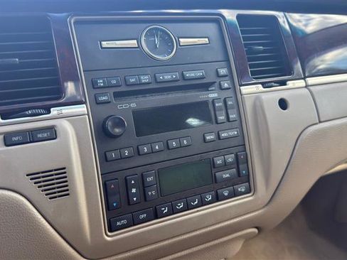 Used 2007 Lincoln Town Car Signature Limited RWD image 29