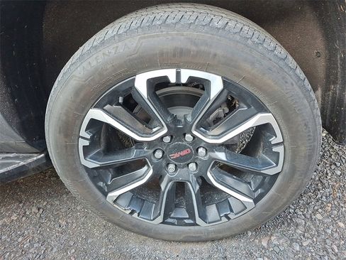 Used 2023 GMC Yukon XL SLT w/ SLT Luxury Package image 5