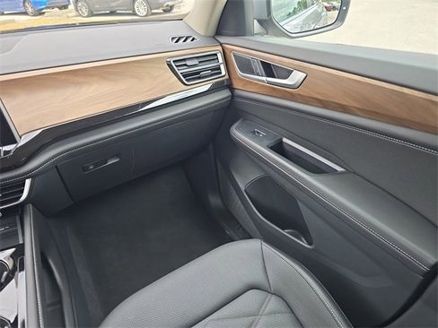 Used 2025 Volkswagen Atlas SE image 11