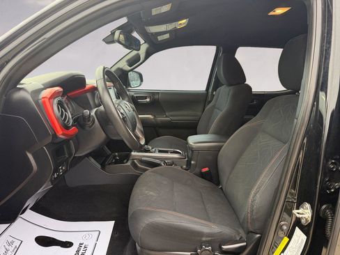 Used 2018 Toyota Tacoma TRD Sport image 9