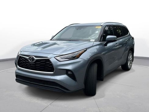 Used 2023 Toyota Highlander Limited FWD image 2