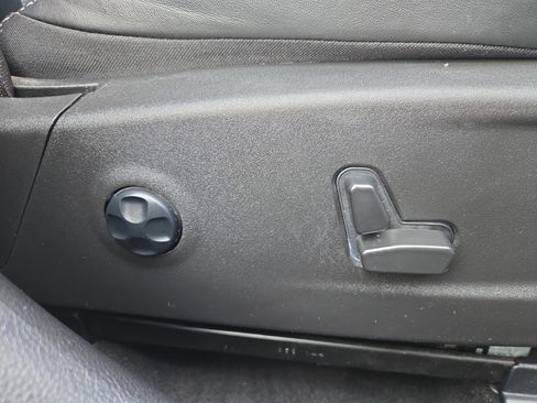 Used 2023 Chrysler 300 C image 24