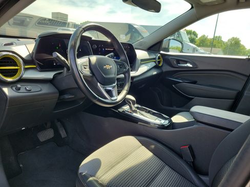 Used 2024 Chevrolet Trax LT w/ Sunroof Package FWD image 19