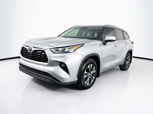 Used 2020 Toyota Highlander XLE image 3