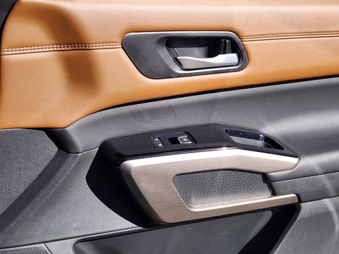 Used 2025 Nissan Pathfinder Platinum image 15