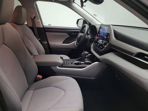 Used 2021 Toyota Highlander L FWD image 21