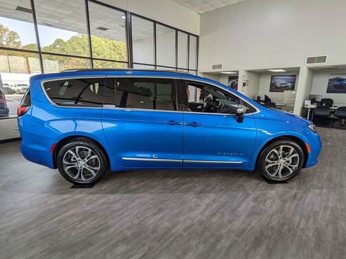 New 2026 Chrysler Pacifica Pinnacle w/ Trailer Tow Group FWD image 2