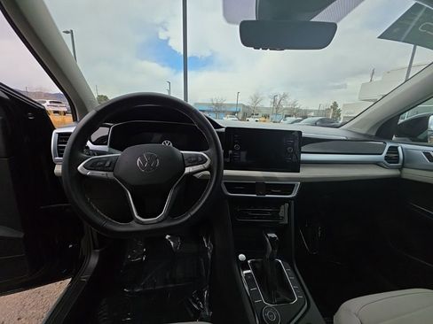 Certified 2025 Volkswagen Taos SE image 14