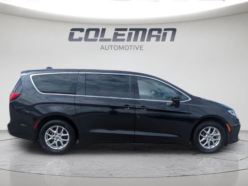 Used 2023 Chrysler Pacifica Touring-L FWD image 4