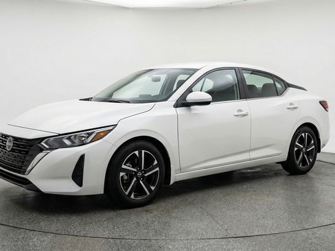 Used 2025 Nissan Sentra SV image 3