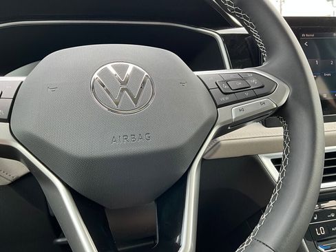 New 2025 Volkswagen Taos SE image 20