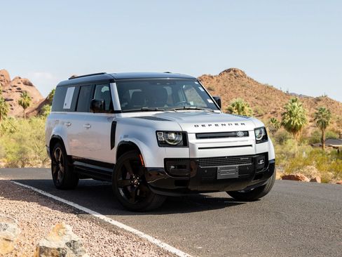 Used 2023 Land Rover Defender 130 X-Dynamic SE AWD/4WD image 5