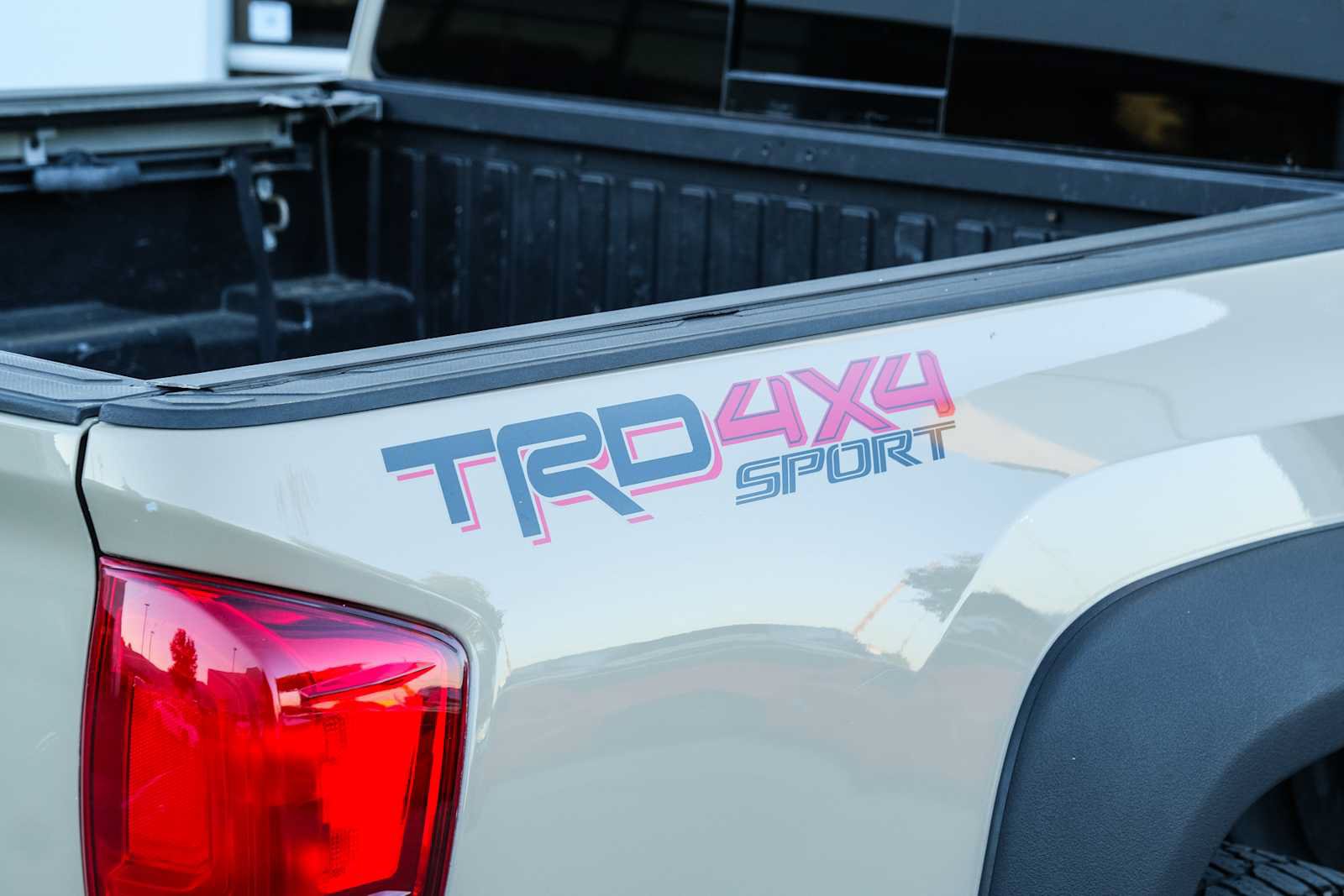 Used 2017 Toyota Tacoma TRD Sport w/ Tow Package (A/T) AWD/4WD image 11